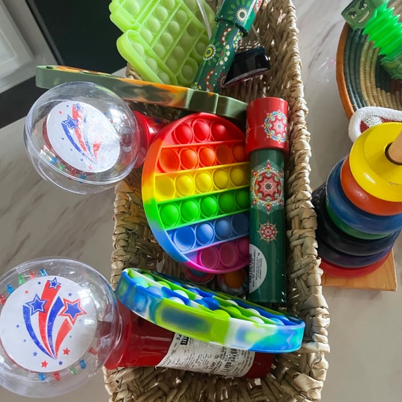 LOT OF FIDGET/STRESS/SENSORY MISC TOYS - Picture 3 of 9